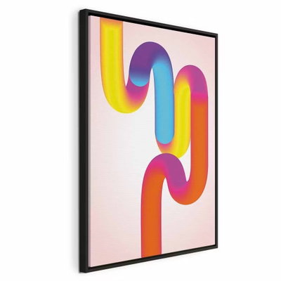 Colorful turns dynamic – svart ram. En lång, mjukt svängd form övergår mellan gult, rosa, blått och orange på en ljust rosa bakgrund.
