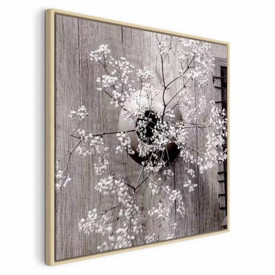 Dried flowers square – naturfärgad ram. Skira vita blommor och mörka, hjärtformade detaljer framträder mot en gråbrun, lodrätt träliknande bakgrund.