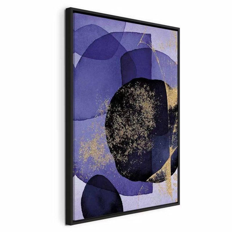 Purple kaleidoscope vertical – svart ram. Överlappande runda fält i violett, mörkblått och svart möter guldfärgade färgstänk och linjer.