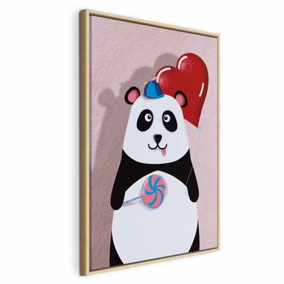 Panda with a balloon – naturfärgad ram. En tecknad panda håller en röd hjärtballong och en färgrik klubba mot en mjukt rosa bakgrund.
