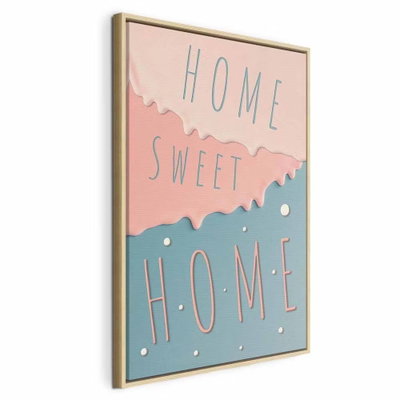 Inscriptions home sweet home – naturfärgad ram. Orden HOME SWEET HOME återges i tunna bokstäver över rosa och blågröna fält med böljande kanter.