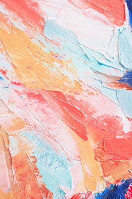 Spring shades a colorful mix – motivvy. Breda penselliknande fält i korallrosa, ljusblått, vitt och gult möts i en ljus abstrakt komposition.