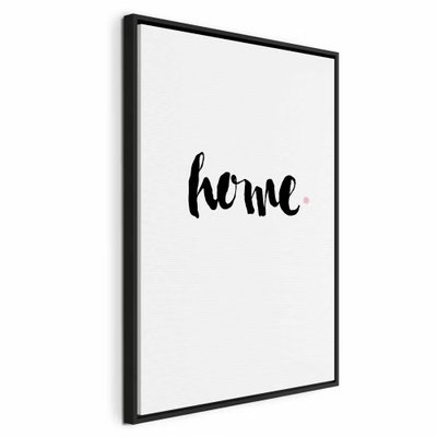Home and dot vertical – svart ram. Det handskriftsliknande svarta ordet home följs av en liten rosa prick på en stor vit yta.
