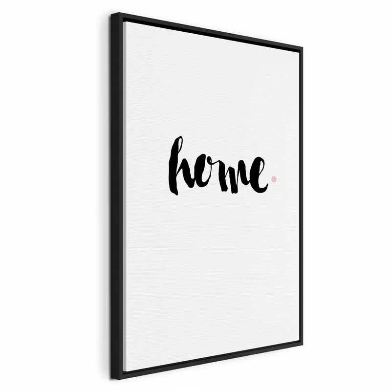 Home and dot vertical – svart ram. Det handskriftsliknande svarta ordet home följs av en liten rosa prick på en stor vit yta.
