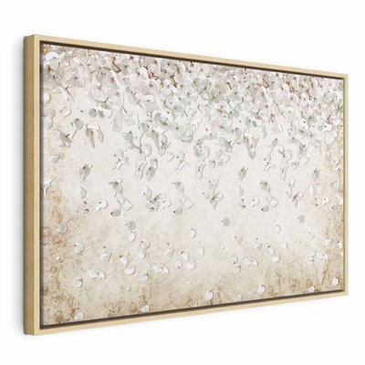 Falling flowers wide – naturfärgad ram. Små vita blomformer och blad sprids över en mjukt skiftande beige bakgrund med tätare mönster upptill.