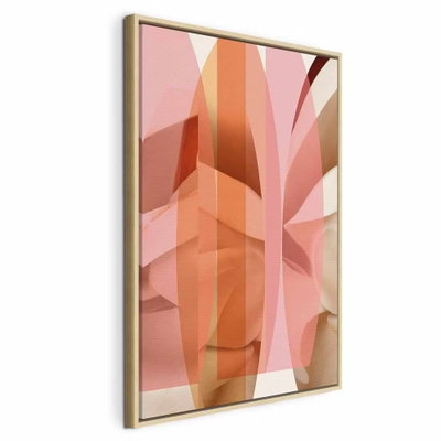 Floral kaleidoscope vertical – naturfärgad ram. Raka och rundade, delvis överlappande former skapar ett stående mönster i rosa, orange, brunt och crème.