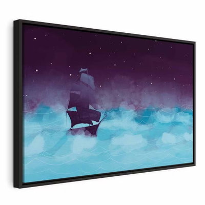 Night waves wide third – svart ram. Ett segelfartyg möter ljusa turkosa vågor under en violett himmel med små stjärnor.