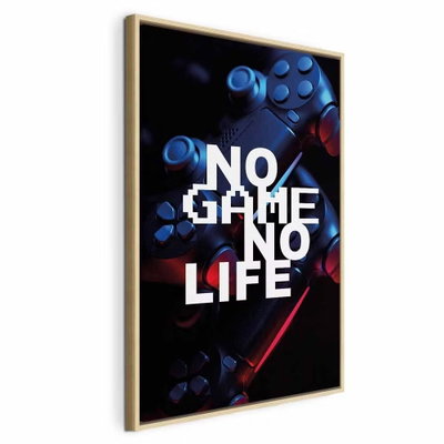 Game life vertical – naturfärgad ram. Vita bokstäver med orden NO GAME NO LIFE ligger över mörka spelkontroller i blått och rött ljus.