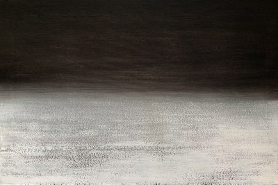 Poetic nocturne wide – motivvy. Ett mörkt, nästan svart övre fält möter en ljusgrå, strukturerad nedre yta med mjuka övergångar.
