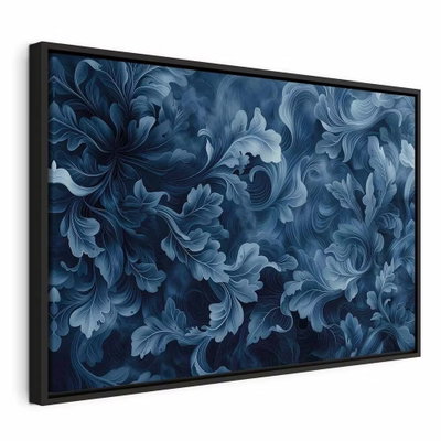 Abstract ornaments dark blue – svart ram. Täta, dekorativt svängda blå blad med ljusa kanter bildar ett heltäckande mönster på mörk botten.