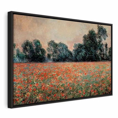 Claude monet field with wild – svart ram. Ett stort fält med små röda blommor breder ut sig framför en mörkgrön trädridå under en ljus himmel.