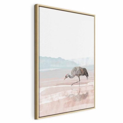 Crane in the morning – naturfärgad ram. En grå långbent fågel böjer sig över ett grunt vattenparti i blekt rosa, grått och blått.