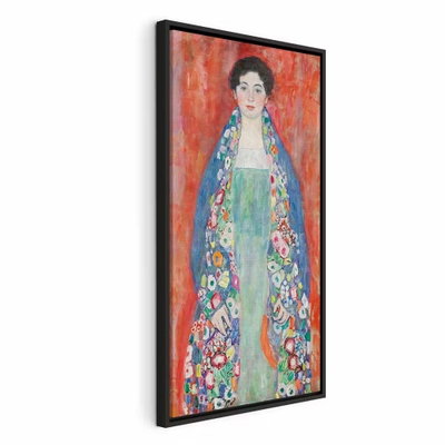 Gustav klimt portrait of – svart ram. En mörkhårig kvinna i en lång, mönstrad och färgrik dräkt står mot en kraftigt röd bakgrund.
