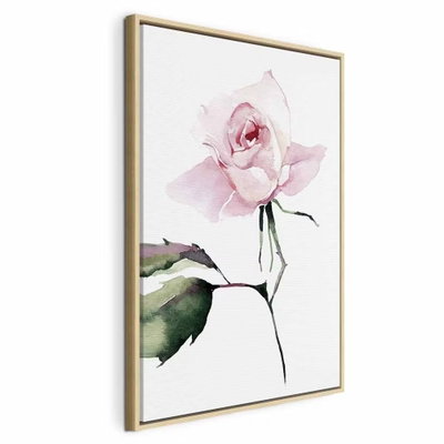 Lonely rose vertical – naturfärgad ram. En blekt rosa ros med gröna blad tecknar sig i ett mjukt målat motiv mot vitt.
