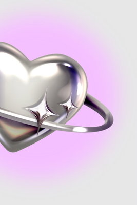 Cosmic heart silver heart – motivvy. Ett blankt återgivet silverfärgat hjärta med en ring runt sig framträder mot en mjukt lila och rosa botten.