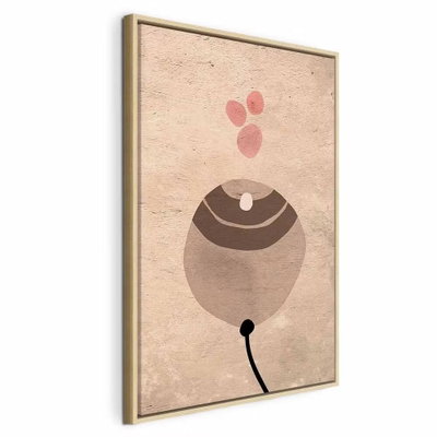 Sand balloon vertical – naturfärgad ram. En brungrå rundad form med ljusa bågar och en tunn svart stjälk möter små rosa cirklar på beige botten.