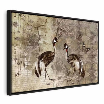 Retro cranes wide – svart ram. Två långbenta fåglar står bland tunna trädformer och dekorativa detaljer på en åldrad beige bakgrund.