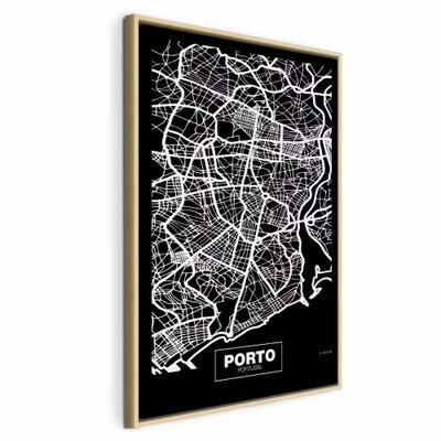 Negative map porto vertical – naturfärgad ram. Tunna vita gator och kvarter bildar en karta över Porto på en svart bakgrund med liten typografi.