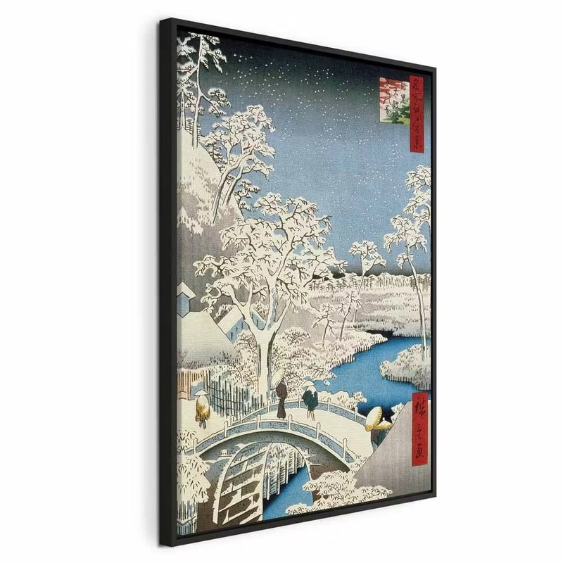 Utagawa hiroshige drum – svart ram. En bro med snö möter blått vatten, mörka träd och små gestalter i ett japanskt bildmotiv.