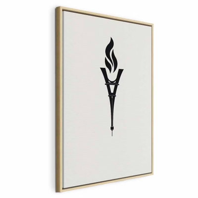 Torch shaped like an – naturfärgad ram. En svart fackelliknande symbol med flamma framträder mot en ljust crèmefärgad botten.