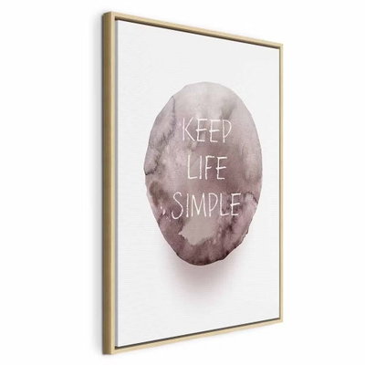 Keep life simple vertical – naturfärgad ram. Orden KEEP LIFE SIMPLE ligger i vitt över en grårosa cirkelform på en ljus botten.