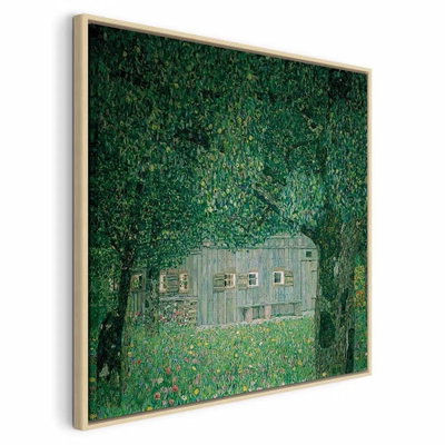 Gustav klimt – naturfärgad ram. Ett ljust tvåvåningshus ligger inbäddat i täta gröna blad och små färgprickar.
