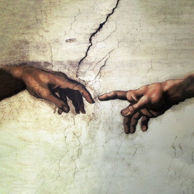 Kvadratisk motivförlaga för The creation of Adam: Två utsträckta händer möts nästan med fingertopparna mot en ljus bakgrund med synliga spricklinjer i motivet.