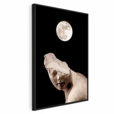 Moon and statue vertical – svart ram. En ljus måne svävar ovanför ett ljust, klassiskt skulpturansikte mot en helt svart botten.
