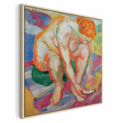 Franz marc nude with cat – naturfärgad ram. En böjd naken figur och en liten katt återges med rundade färgfält i orange, rosa, gult, grönt och blått.