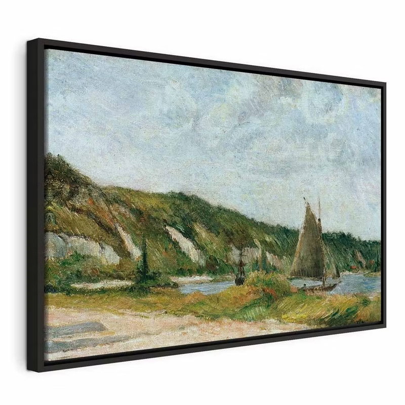 Paul gauguin the sailing – svart ram. En segelbåt går på blågrått vatten framför en grön kust under en ljus målad himmel.