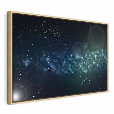 Space wide – naturfärgad ram. Ljuspunkter, stjärnor och mjuka planetliknande former sträcker sig genom en mörk blå och turkos rymdvy.