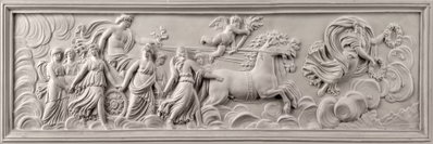 Relief apollo and muses – motivvy. En klassisk scen med gestalter och dekorationer återges som ett ljust stenreliefmotiv i gråbeige toner. Djupet är en del av bilden.