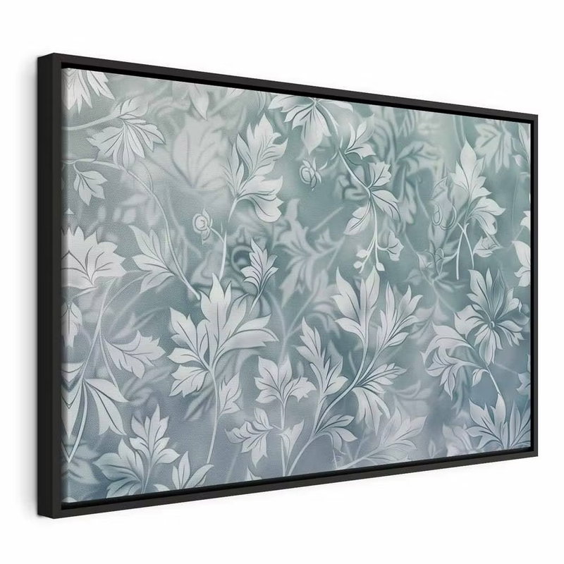 Ornaments in worn muted – svart ram. Vita och ljusgrå blad och blommor bildar ett tätt mönster på en dämpat blågrön botten.