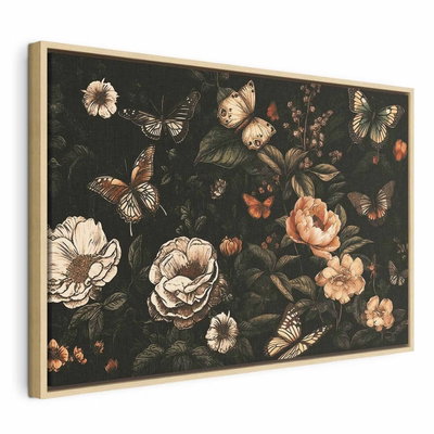 Rustic garden – naturfärgad ram. Ljusa och orange blommor, fjärilar och tunna växtdetaljer fyller en mörk, botanisk bildyta.