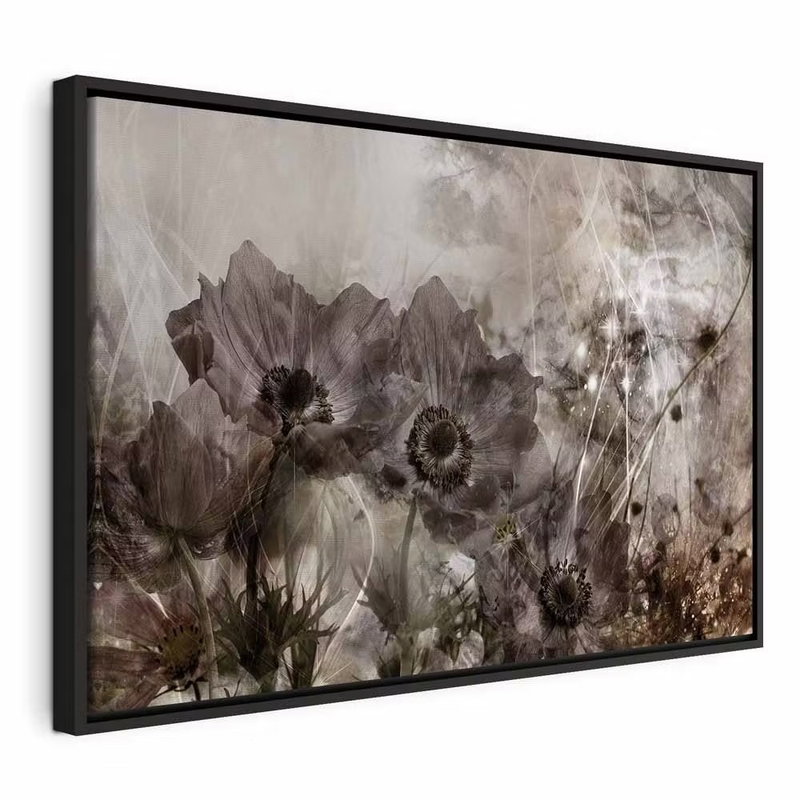 Anemones in sepia wide – svart ram. Mörka anemonliknande blommor och skira stjälkar möter ljusa trådmönster och dimmiga gråbruna skikt.