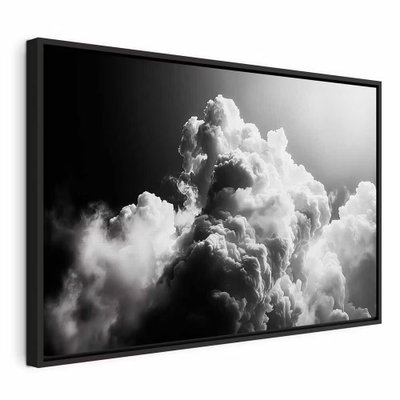 Clouds like from dreams let – svart ram. Ett starkt ljus från sidan fångar täta vita moln mot en svart och mörkgrå himmel.