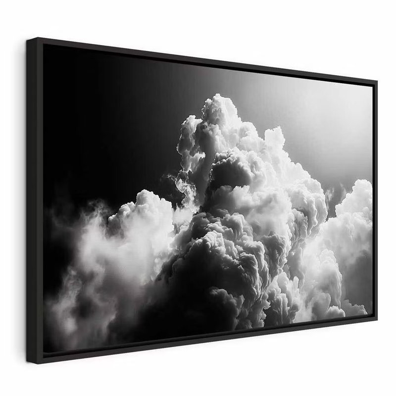 Clouds like from dreams let – svart ram. Ett starkt ljus från sidan fångar täta vita moln mot en svart och mörkgrå himmel.