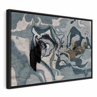 Marbled reflection wide – svart ram. Ljusgrå, blågröna och mörka färgfält bildar ett tätt, böljande marmorerat motiv.