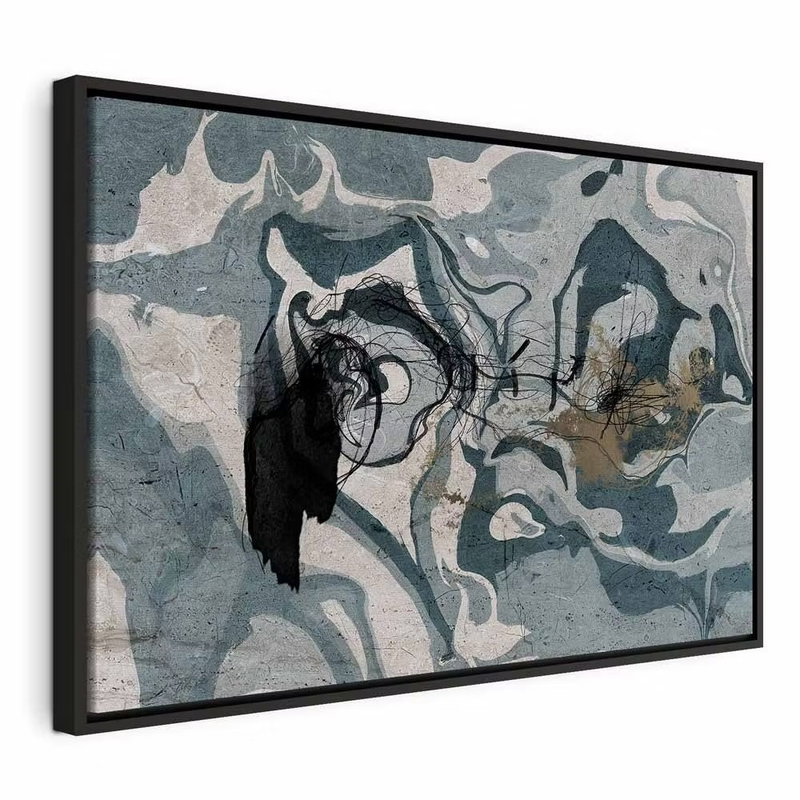 Marbled reflection wide – svart ram. Ljusgrå, blågröna och mörka färgfält bildar ett tätt, böljande marmorerat motiv.