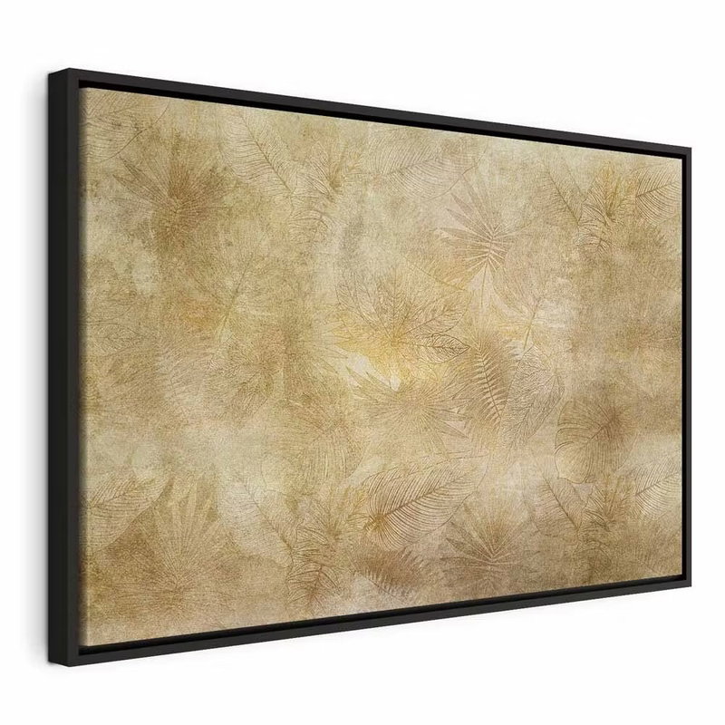 Vintage leaves wide – svart ram. Tunna bladformer i blekt guld och beige bildar ett lågmält mönster mot en ljus botten.
