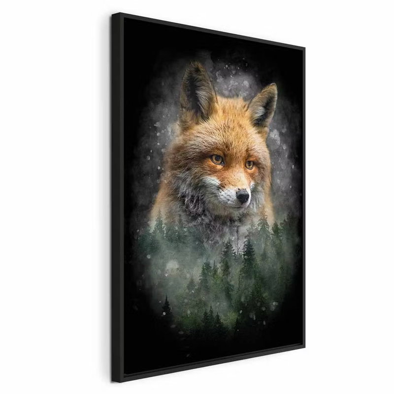 Forest life vertical – svart ram. Ett orange rävansikte framträder ur en mörk komposition med dimma, små ljuspunkter och trädliknande former.