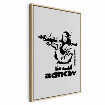 Contrast duel banksy on – naturfärgad ram. En svartvit figur riktar ett långt föremål åt sidan ovanför kraftig, tryckt typografi på ljusgrå botten.
