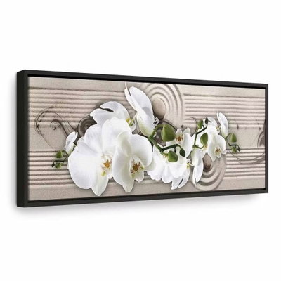Whisper of sand – svart ram. Vita orkidéblommor på tunna stjälkar sträcker sig över en beige bakgrund med fina, horisontella linjer.