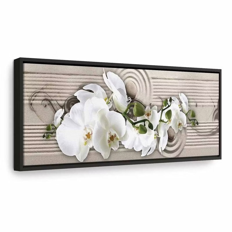 Whisper of sand – svart ram. Vita orkidéblommor på tunna stjälkar sträcker sig över en beige bakgrund med fina, horisontella linjer.