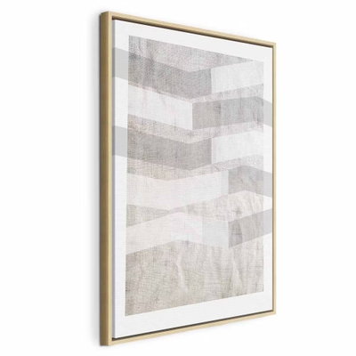 Chiaroscuro vertical – naturfärgad ram. Vita och gråbeige, vinklade band bildar ett stillsamt mönster över en ljus, stenliknande bakgrund.