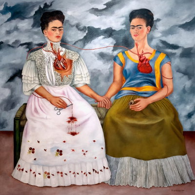 Frida kahlo the two fridas – motivvy. Två mörkhåriga kvinnor sitter hand i hand i vit respektive grön klädsel under en mörk, molnig himmel.