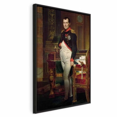 Jacques louis david napoleon – svart ram. En man i uniform står i en detaljrik interiör med mörka möbler, böcker och röda tygpartier.