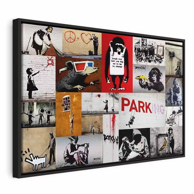 Banksy collage – svart ram. Många små svartvita och färgade scener, figurer, skyltar och väggmotiv samlas i ett tätt rutliknande collage.