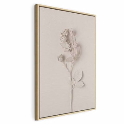 Harmonious rose vertical – naturfärgad ram. En ljus ros med tunna blad och stjälk framträder mot en beige botten. Reliefkänslan återges i själva trycket.