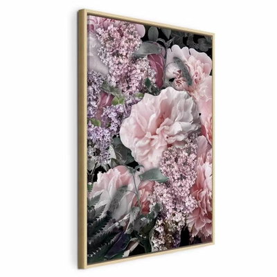 Among flowers blooming – naturfärgad ram. Stora mjuka rosor och mindre blomklasar i rosa och vitt omges av grågröna blad.